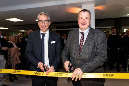 Carsten Hoffmann, Vorstand GGEW AG und Rolf Richter, Bürgermeister der Stadt Bensheim, bei der Einweihung des GGEW-Neubaus (Foto: GGEW AG/Marc Fippel Fotografie)