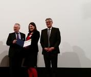 v.r.n.l.: Dr. Volker Meyer-Guckel, stellv. Generalsekretär u. Mitglied der Geschäftsleitung des Stifterverbandes, FH-Präsidentin Dr. Muriel Kim Helbig und Prof. Dr. Rolf Granow, E-Learning-Beauftragter der FH Lübeck bei der Entgegennahme des Preises /  Foto (Andreas Wittke, oncampus)