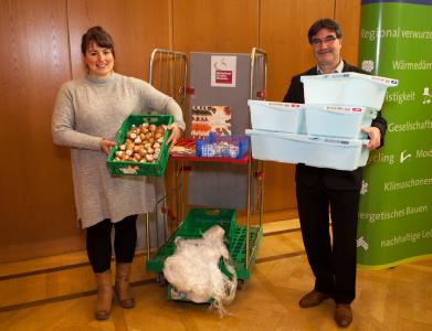 Marie Pigors, Naturkost Kontor Bremen, und Wolfgang Zeitz, Deutsche See, präsentierten auf der Auftaktveranstaltung des "Bündnis für Mehrweg" ihre Transportboxen-Systeme zur Vermeidung von Plastikfolie und Styropor.