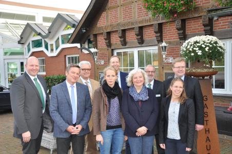 Großes Interesse: Die Projektverantwortlichen und Referentinnen und Referenten Stefan Sagkob, Prof. Dr. Robby Andersson (Hochschule Osnabrück), Friedrich-Otto Ripke, Dr. Birgit Spindler (Stiftung Tierärztliche Hochschule Hannover), Dr. Jörg Baumgarte (Niedersächsisches Ministerium für Ernährung, Landwirtschaft und Verbraucherschutz), Prof. Dr. Sabine Petermann, Dr. Peter Hiller (Landwirtschaftskammer Niedersachsen), Lea Klambeck und Hermann Hermeling (v.l.) freuen sich über 135 Teilnehmerinnen und Teilnehmer bei der Auftaktveranstaltung im Gasthaus Hogeback in Visbek zum Projektstart