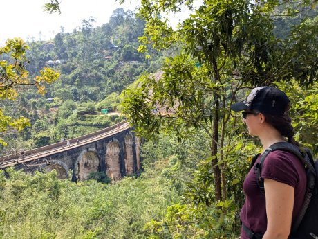 JL vor berühmter Nine Arch Bridge bei Ella_PXL_20250626_041611777.jpg