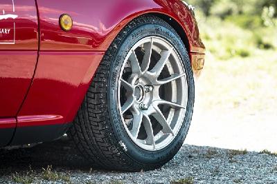 Zum 30. Jubiläum des Mazda MX-5 startete ein Modell der ersten Generation mit P Zero Reifen aus der Pirelli Collezione den Weltrekordversuch für die meisten in 12 Stunden gefahrenen Haarnadelkurven, Bildrechte: Mazda Deutschland