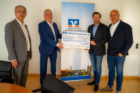 Freuen sich über die 360.719 Euro, die für Flutgeschädigte an der Ahr über die Crowdfunding-Plattform der Volksbank RheinAhrEifel eG zusammenkamen: Sascha Monschauer, Vorsitzender des Stiftungsvorstands der Bürgerstiftung der Volksbank RheinAhrEifel, Stiftungsgeschäftsführer Bruno Jaeger, Patrick Doll, Geschäftsführer der monte mare Betriebs GmbH und Jens Stevens, geschäftsführender Gesellschafter der AFG-Recycling GmbH & Co. KG. Foto: monte mare/Stephan Eismann
