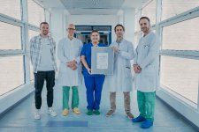 (v.l.) Tobias Schrammen (Leiter Qualitätsmanagement), Dr. med. Timo Bömicke (Leitender Oberarzt), Selina Schmitz (HUF-Assistentin ), Prof. Dr. med. Patrick Horn (Chefarzt) und Dr. med. univ. Ismet Hodzic (Oberarzt) mit dem Zertifikat der DGK, das die erfo