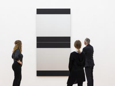 Gäste vor Frank Gerritz' Kunstwerk "Coded Language". Foto: Museum Wiesbaden / Bernd Fickert
