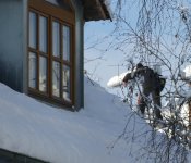 Lebensgefahr: Sofern überhaupt nötig sollten Dachfenster, Solaranlagen oder die Dachflächen niemals eigenhändig vom Schnee befreit werden.