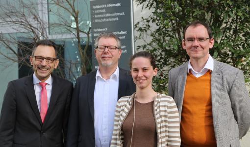Die wissenschaftliche Mitarbeiterin Laura Hartmann mit ihren Betreuern und dem Vizepräsidenten der Hochschule Worms, v. li. : Vizepräsident Prof. Dr. Henning Kehr, Prof. Dr. Jörg Keller von der FernUniversität in Hagen, Laura Hartmann, Prof. Dr. Steffen Wendzel von der Hochschule Worms / Foto: Dorothea Hoppe-Dörwald