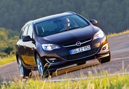 IntelliLink-Infotainment-System mit Bluetooth-Audiostreaming, 1,6-Liter-Flüsterdiesel der neuen Motorengeneration, LED-Tagfahrlicht – der Opel Astra kommt zum neuen Modelljahr mit zahlreichen innovativen Features und einem unschlagbaren Preis-Leistungs-Verhältnis. Der Astra-Fünftürer rollt als 85 kW/115 PS starker Benziner bereits für äußerst attra