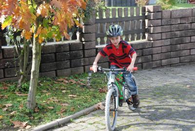 Linus mit seinem neuen Fahrrad