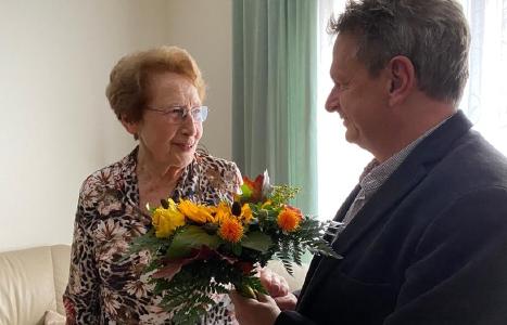 Dr. Jens Soukup, Chefarzt der Klinik für Anästhesie und Intensivmedizin, gratuliert Dr. Ingrid Hörning zum 85. Geburtstag im September