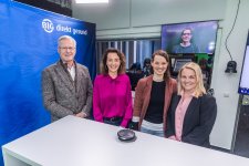 Beim BIGtalk zur ePA dabei (von links): Hausarzt Dr. med. Prosper Rodewyk, Moderatorin Steffi Strecker, Juliane Kämpf, ePA-Projektleiterin bei der BIG, Nadine Schmitz, ePA-Produktverantwortliche bei der BIG und Notfallmediziner Dr. med. Sebastian Casu (auf dem Bildschirm).