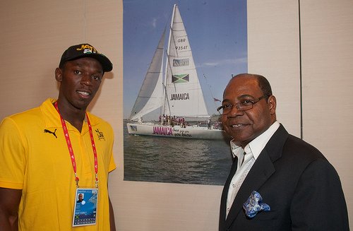 Usain Bolt und Tourismusminister Bartlett vor dem Bild der zu Ehren von Usain Bolt benannte.jpg