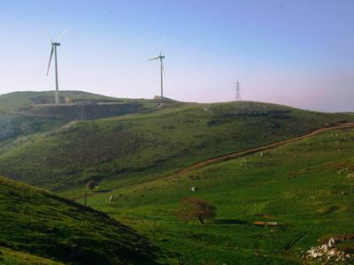 Whether forest protection project, support of wind power or hydroelectric power: With a mouse click Onlineprinters customers can select between different climate protection projects and have their products printed in a carbon neutral way. Photo: Wind power plants in Bandirma, Turkey. Photo: A climate protection project of ClimatePartner © ClimatePa
