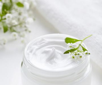 Jüstrich Cosmetics investiert in modernste Technik und ist mit neuem Erscheinungsbild startklar für die Zukunft