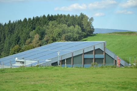 Bei entsprechender Auslegung können je nach Nutzung – sogar Gewerbeobjekte - ihren Energiebedarf durch Solaranlagen vom Dachdecker-Fachbetrieb komplett selbst decken.