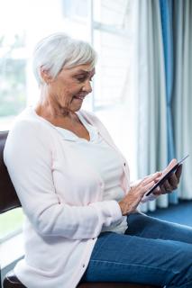 Individuelle digitale Unterstützung stärkt und motiviert Betroffene nach einem Schlaganfall / Bild: adobe Stock