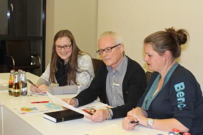 die neue Sprecherin mit Hans Dieter Herget, dem Sprecher des Familienbündnisses, und Sandra Obenhack, der Koordinatorin des Bündnisses (von rechts) / Foto: Sabine Galle-Schäfer/Vogelsbergkreis