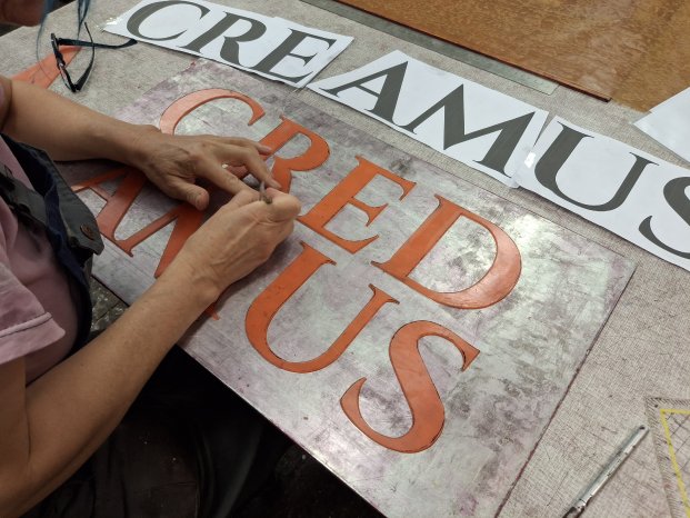 10 Credamus - Herstellung der Wachsbuchstaben für die Verzierung der Glockenform.jpg