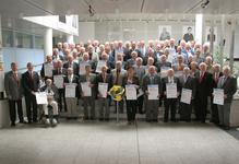 Überreichung der Urkunden stellten sich die goldene Meisterin und die goldenen Meister 2013 zusammen mit Kammerpräsident Walter Tschischka (3 v. rechts), den beiden Vizepräsidenten Alois Jöst (2 v. links) und Martin Sättele (links) sowie Ehrenvizepräsident Gerhard Höfler (2 v. rechts) dem Fotografen. Foto: Susanne Naber, Heidelberg