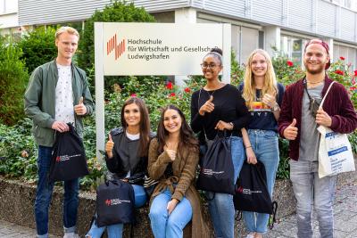 Gruppenbild Erstsemester vor HS Schild, Daumen hoch klein, Bild: HWG LU/Michael Meyer