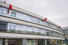 Helfer des Nikolaus seilen sich vom Dach der Kinderklinik ab