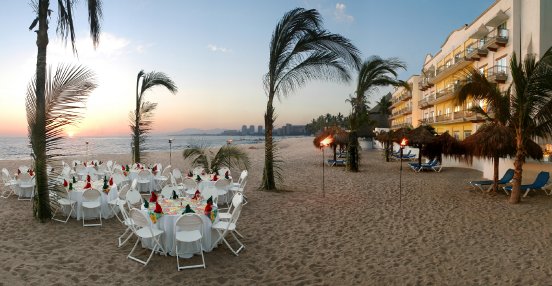 NH Krystal Vallarta - banquets set up Tropical.jpg