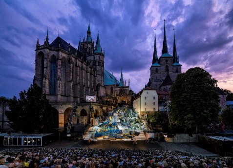 DomStufen-Festspiele_Der Name der Rose_2019_©Theater Erfurt, Lutz Edelhoff_CC-BY-NC-ND_large.jpg