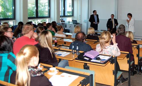 Das diesjährige Dental Forum an der Hochschule Osnabrück brachte rund 70 Vertreter der Wirtschaft und Wissenschaft sowie Studierende und Absolventen des Studiums der Dentaltechnologie zusammen. Zu Beginn der Veranstaltung begrüßte Prof. Dr. Isabella-Maria Zylla(rechts) die Referenten PD Dr. Roland Strietzel (Mitte) und Dipl.-Ing. (FH) Armin Kirsten