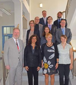 Prof. Dr. rer. nat. Lutz Giese (2. Reihe von hinten links). Prof. Dr. rer. nat. Christian Dreyer (2. Reihe von hinten Mitte) Prof. Dr. rer. nat. Rainer Stollhoff (letzte Reihe links) Prof. Dr. Alexander Stolpmann (erste Reihe links), Fotograf / Quelle: MWFK