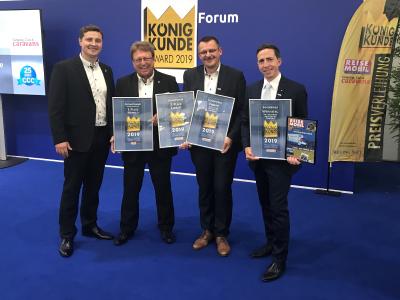 Strahlende Gesichter: Robert Crispens (Kaufmännischer Leiter MORELO), Reinhard Löhner (Geschäftsführer MORELO), Armin Mäder (Produktmanager TABBERT) und Florian Hopp (Produktmanager WEINSBERG) (v.l.). / Foto: Knaus Tabbert GmbH