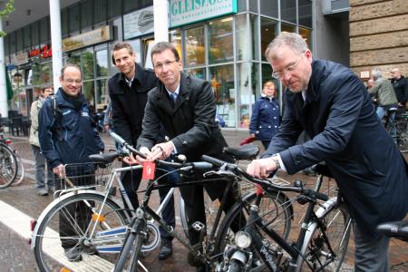 von links (Mischa Knebel (Blinden- und Sehbehindertenverein), Oliver Benz, Stephan Bartosch (Vorstände VAG) und Dr. Rene Funk (Amt für öffentliche Ordnung)