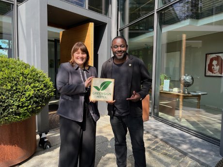 Hotel Diepeschrather Mühle Green Sign Auditorin Anna Maria Sass Sant und Hotelier Nelson Müller.jpeg