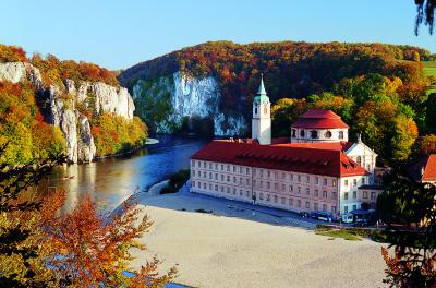 Auch Bayerns ältestes Kloster, Kloster Weltenburg am spektakulären Donaudurchbruch, bietet mittlerweile weltlichen Gästen die Möglichkeit zum Klosterurlaub - zur Auszeit von der Hektik und dem Stress des Alltags. Foto: obx-news/Tourismusverband Kelheim