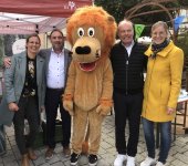 Das Team der BKK ProVita beim Tag der Zahngesundheit in Deggendorf (v. l .n . r.): Heidi Froschauer, Klaus Bugla, Michael Geißdörfer und Sandra Ebner zusammen mit Dentulus, dem Maskottchen der Veranstaltung