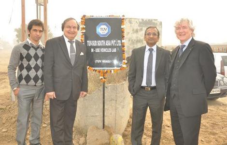 (von links): Vinodd Kummar, zukünftiger TÜV SÜD-Deputy Station Manager, Dr. Satish Batra, Advisor der deutsch-indischen Beziehungen auf wirtschaftlicher und politischer Ebene, J.K. Rajan, Vice President Industry TÜV SÜD South Asia und Hans-Jürgen Schimpgen, Leiter Internationale Expansion TÜV SÜD Auto Service