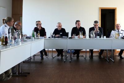 Der „Runde Tisch Gewaltschutz“ traf sich erstmals unter der Leitung der Kreisbeigeordneten Stephanie Kötschau (Mitte), der Nachfolgerin von Magdalena Pitzer in dieser Funktion. Landrat Manfred Görig (2. v. r.) hatte die Sitzung eröffnet. Thema war u. a. die Istanbul-Konvention, deren Auswirkungen Heike Knauber (3. v. l.) von der Fachstelle Frauen in Not vorstellte. Opferschutzbeauftragte Denise Abersfelder (links) präsentierte die Polizeiaktion „Zoff daheim“ (Foto: Gaby Richter)