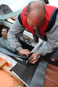 Physik, Chemie, Mathematik, Handwerk: Vier „Disziplinen“ muss der Dachdecker beherrschen - nur um ein Dachfenster fachlich korrekt einzubauen.