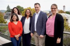 Strahlende Gesichter nach der Unterzeichnung des Abkommens. Anditi Banerjee, Geschäftsführerin und Gründern IndiaWorks GmbH, Aylin Kaygin, Projekt „Kümmerer“, Hauptgeschäftsführerin der Handwerkskammer, Christiane Nowottny, Dr. Handirk von Ungern-Sternberg, Geschäftsführer IndiaWorks und Susanne Hammann, Geschäftsbereichsleiterin Berufsausbildung, Prüfungs- und Sachverständigenwesen der Handwerkskammer (v.l.n.r.)