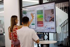 Zwei Teilnehmer*innen schauen sich die Ergebnisse der Gruppe 