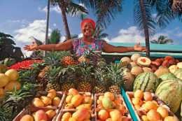 Marktfrau mit bunten Fruechten Dominikanische Republik_Mailingwork.jpg
