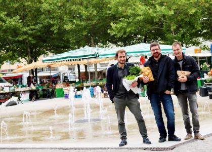 Ein Passauer Start-up will eine Brücke bauen zwischen Idealen und unserem tatsächlichen Konsum: Die „Regiothek“ macht kleine, engagierte Betriebe sichtbar, die sich jeden Tag um diese Ideale bemühen. Hinter der digitalen Informations- und Netzwerkplattform stehen drei Passauer Existenzgründer: Simon Nestmeier (29), Anton Kohlbauer (32) und Alexander Treml (30) (v.l.) Foto: obx-news/Regiothek
