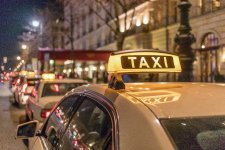 Die Innungskrankenkassen ermöglichen ihren Versicherten in Berlin schnelle und unbürokratische Krankenfahrten mit dem Taxi zu einem neuen Taxitarif.