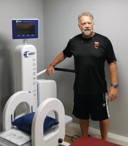 Frank Dack mit dem neu installierten MBST-Therapiegerät ARTHRO·SPIN·LIFT im S20 Physique, Sheffi eld