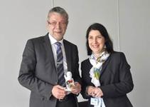 Vorstandsvorsitzender Gerhard Glatz (links) und die Bayerische Wirtschaftsstaatssekretärin Katja Hessel (Foto: uniVersa)