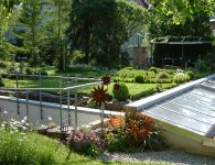 Begrünte Dächer schaffen einen Ausgleich zur Bodenversiegelung durch Bebauung und wirken als natürliche Klimaanlagen.