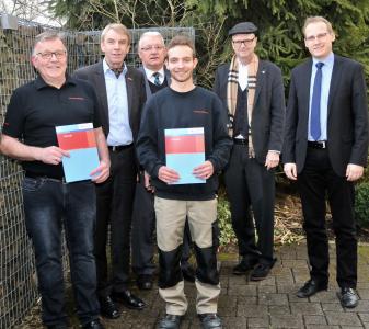 (v.l.n.r.) Ausbilder Michael Kuhlmann, Handwerkskammerpräsident Harald Herrmann, Kreishandwerksmeister der Kreishandwerkerschaft Sigmaringen, Siegmund Bauknecht, Auszubildender Florian Keppeler, Hauptgeschäftsführer der Handwerkskammer Reutlingen, Dr. Joachim Eisert und Magnus Hoppe, Bürgermeister aus Herbertingen
