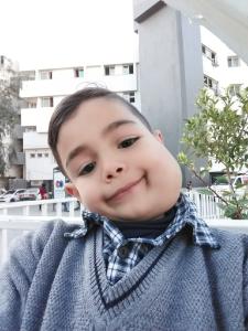 Der kleine Tayyem hat einen erstellenden Gesichtstumor