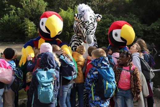 20240927_GB_Schuelertag-im-Tierpark-Hagenbeck_Kinder umarmen die Hagenbeck-Maskottchen.JPG