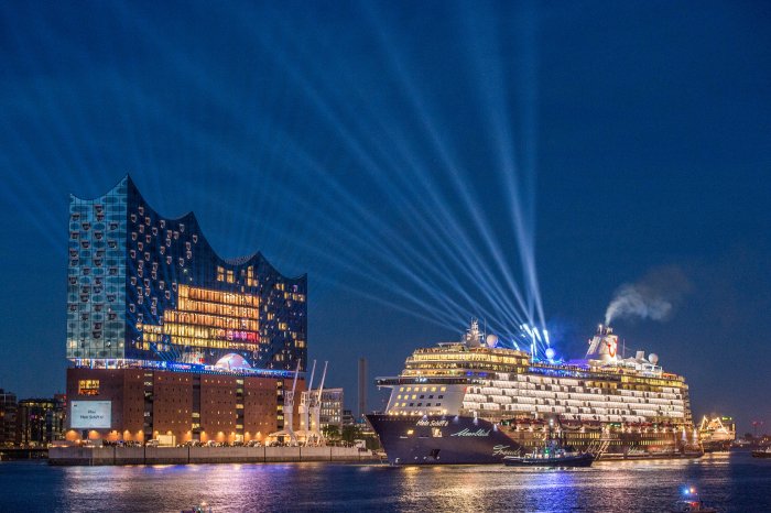 Elbphilharmonie Hamburg_Taufe_launching_ TUI Mein Schiff_photo_Hamburg Marketing_Christian Spahr.jpg