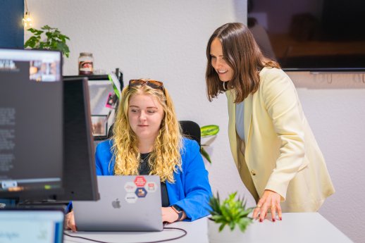budi_Sophie-und-Gina.jpg